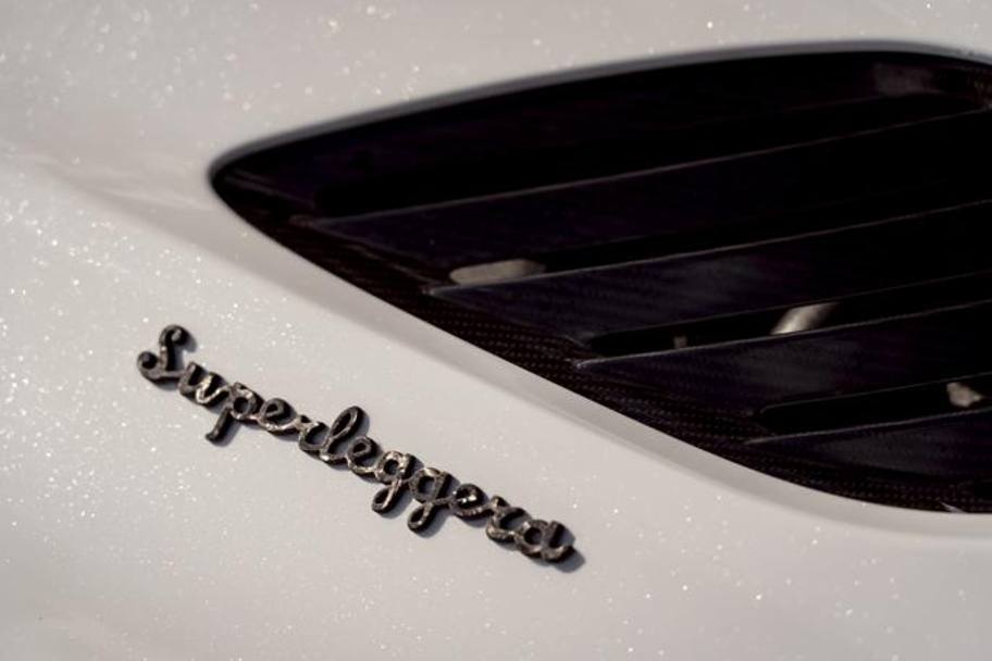 Spicca lo storico marchio Superleggera della carrozzeria Touring che gi aveva impreziosito la DBS coup